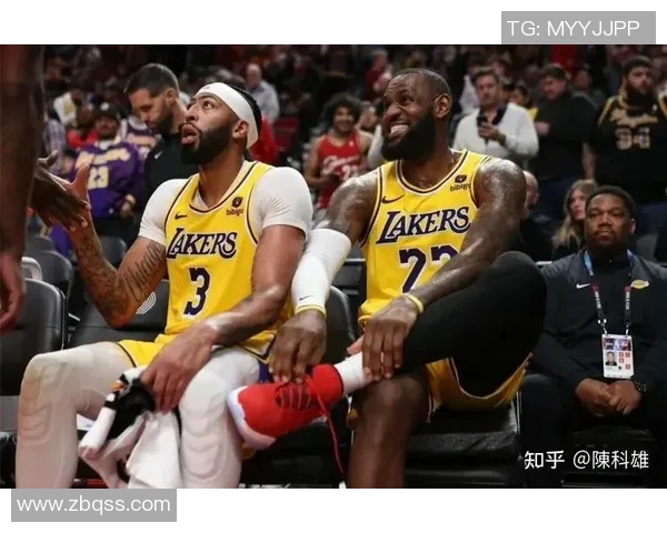 勒布朗-詹姆斯赞扬队友表现，湖人士气高涨